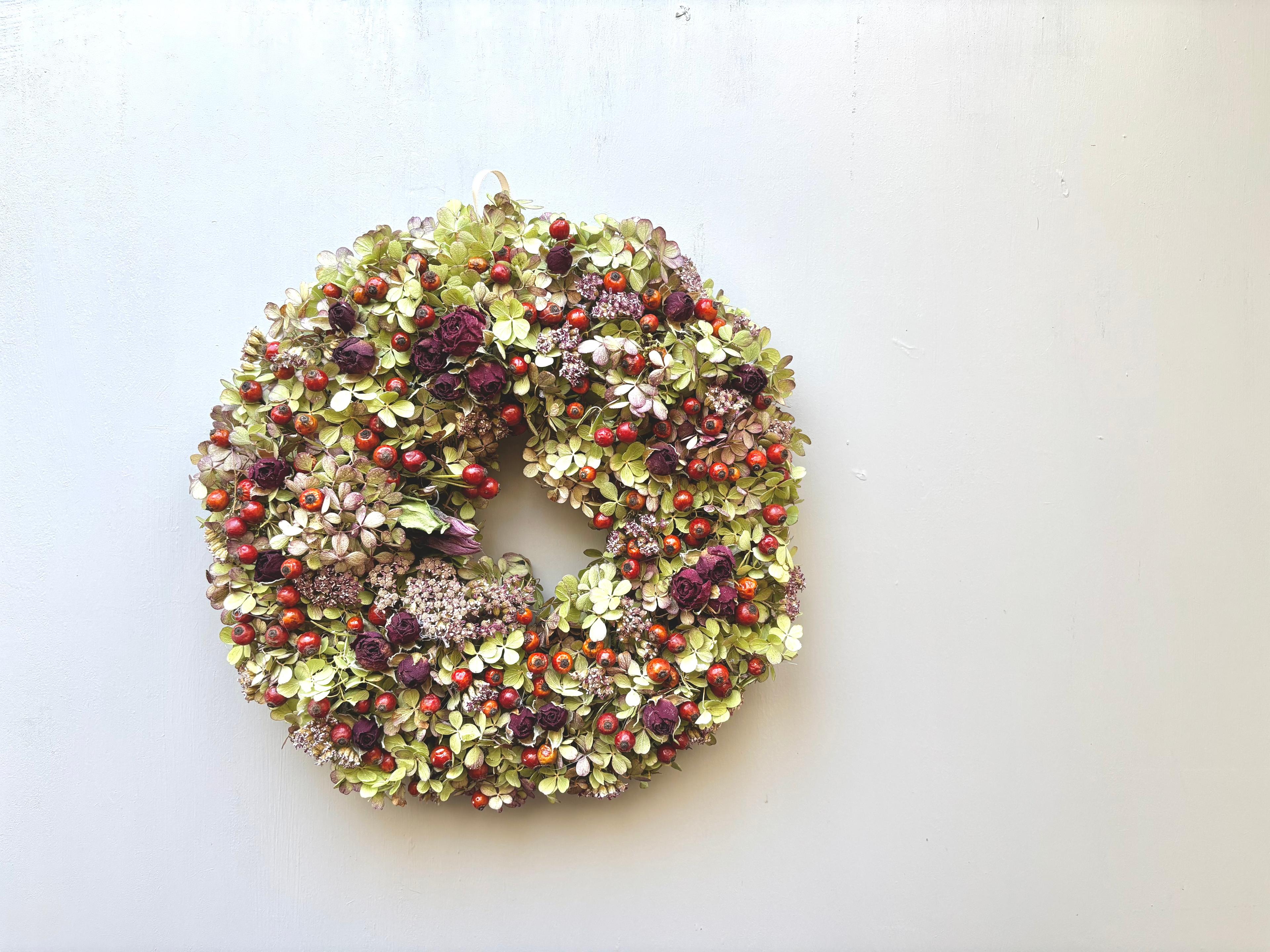 ミニ薔薇とローズヒップのドライフラワーリース1枚目の画像